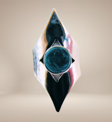 Puntige moderne design zilver topaas ring beige achtergrond 3