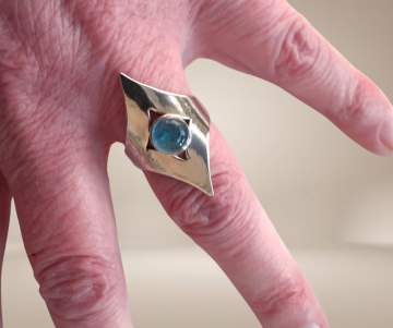 Puntige moderne design zilver topaas ring beige achtergrond 4