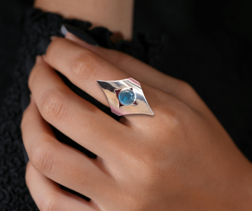 Puntige moderne design zilver topaas ring op hand