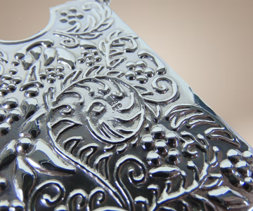 Reo zilveren repousse kaarthouder hanger ketting beige achtergrond