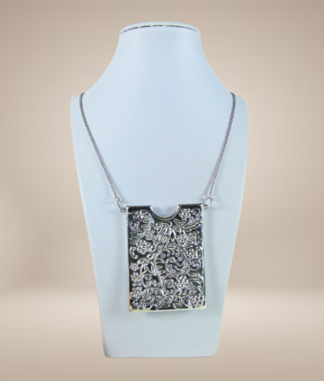 Reo zilveren repousse kaarthouder hanger ketting beige achtergrond 1