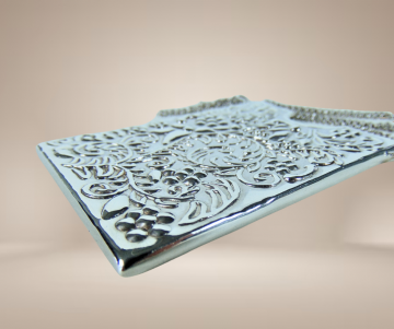 Reo zilveren repousse kaarthouder hanger ketting beige achtergrond 4