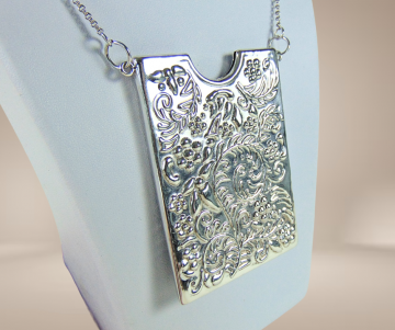 Reo zilveren repousse kaarthouder hanger ketting beige achtergrond 6