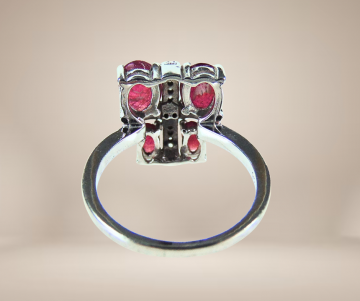 Robijn ring witte steentjes kruis apart zilver beige achtergrond