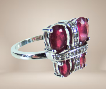 Robijn ring witte steentjes kruis apart zilver beige achtergrond 1