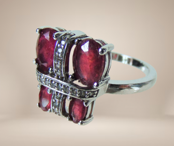 Robijn ring witte steentjes kruis apart zilver beige achtergrond 2