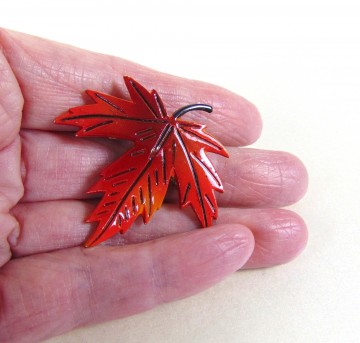 Rode herfstblad broche korea 1