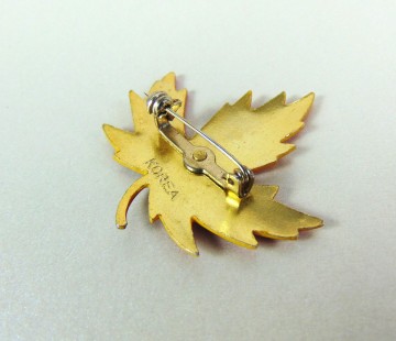 Rode herfstblad broche korea 5