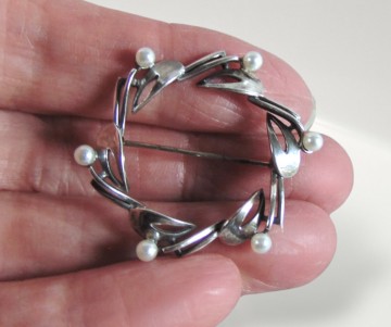 Ronde art deco zilveren broche met parels pr 1