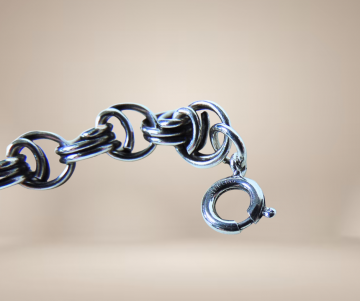 Ronde schakels armband zilver beige achtergrond