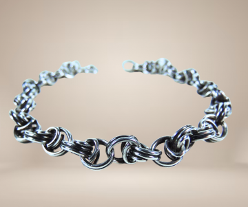 Ronde schakels armband zilver beige achtergrond 1