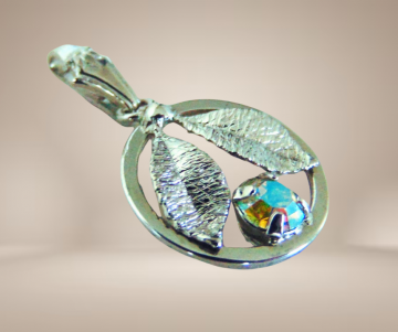 Ronde sterling verzilverd aurora borealis hanger blaadjes beige achtergrond 1