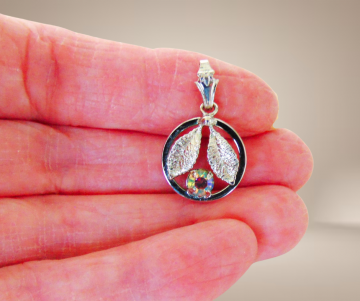 Ronde sterling verzilverd aurora borealis hanger blaadjes beige achtergrond 3