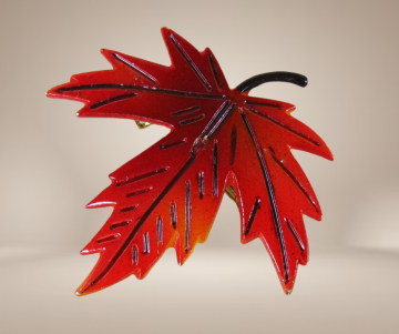 Rood email blad broche beige achtergrond