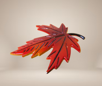 Rood email blad broche beige achtergrond 1