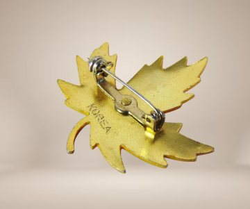 Rood email blad broche beige achtergrond 3