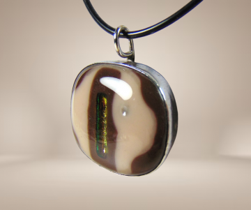 Rubberen ketting afgerond vierkante zilver hanger zalmroze bruin goud art glass beige achtergrond