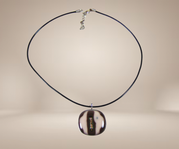 Rubberen ketting afgerond vierkante zilver hanger zalmroze bruin goud art glass beige achtergrond 1