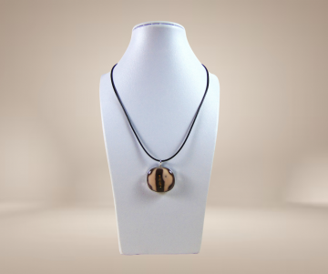 Rubberen ketting afgerond vierkante zilver hanger zalmroze bruin goud art glass beige achtergrond 2