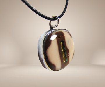 Rubberen ketting afgerond vierkante zilver hanger zalmroze bruin goud art glass beige achtergrond 3