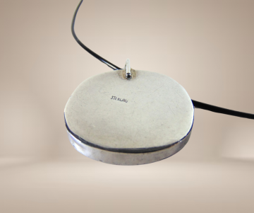 Rubberen ketting afgerond vierkante zilver hanger zalmroze bruin goud art glass beige achtergrond 4