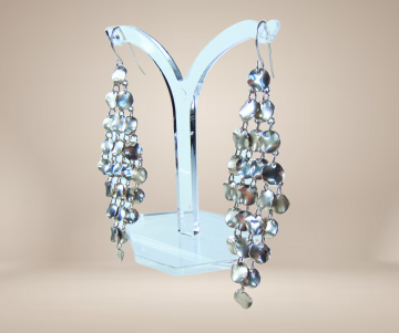 Ruit zilverkleur waterval oorbellen beige achtergrond