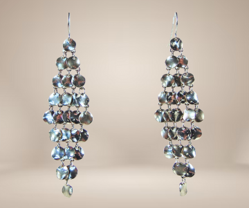 Ruit zilverkleur waterval oorbellen beige achtergrond 1