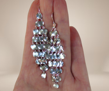 Ruit zilverkleur waterval oorbellen beige achtergrond 2