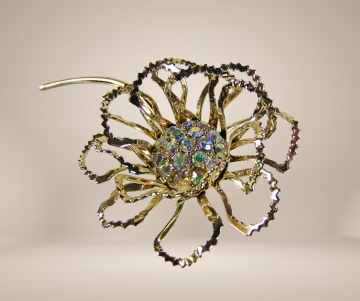 Sarah coventry grote gouden bloem broche aurora borealis beige achtergrond 1