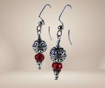 Sardijnse zilveren oorbellen rode glaskraal beige achtergrond 1