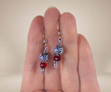 Sardijnse zilveren oorbellen rode glaskraal beige achtergrond 2