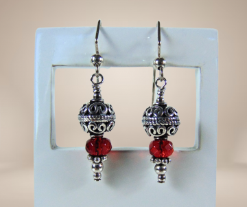 Sardijnse zilveren oorbellen rode glaskraal beige achtergrond 3