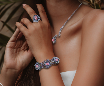 Set blachian bas 835 zilveren set roze op arm jonge dame