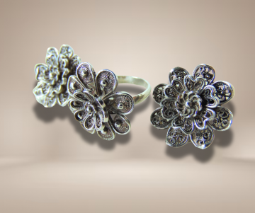 Set filigraan clip oorbellen en ring beige achtergrond 2