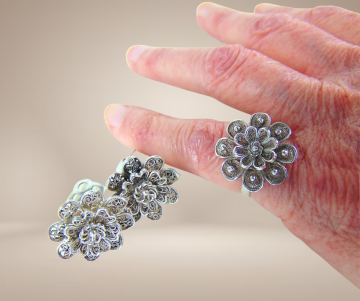 Set filigraan clip oorbellen en ring beige achtergrond 3