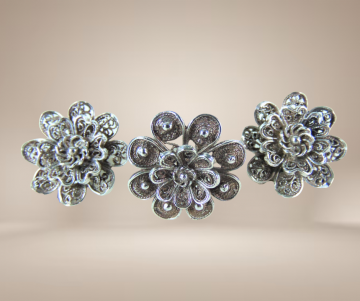 Set filigraan clip oorbellen en ring beige achtergrond 4