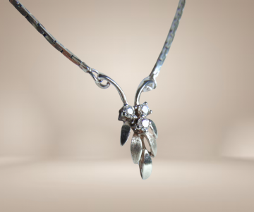 Sierlijke ketting met dainty blaadjes hanger kristal zilver beige achtergrond 1