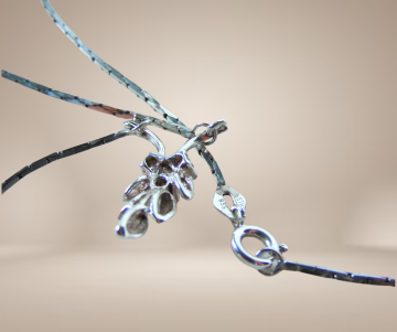 Sierlijke ketting met dainty blaadjes hanger kristal zilver beige achtergrond 2