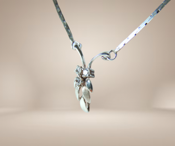 Sierlijke ketting met dainty blaadjes hanger kristal zilver beige achtergrond 4