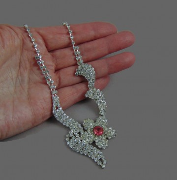 Sierlijke witte golvende bloem bling strass ketting roze hart 1