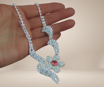 Sierlijke witte golvende bloem bling strass ketting roze hart beige achtergrond