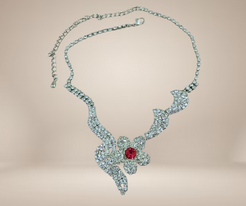 Sierlijke witte golvende bloem bling strass ketting roze hart beige achtergrond 1