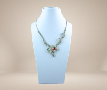 Sierlijke witte golvende bloem bling strass ketting roze hart beige achtergrond 3