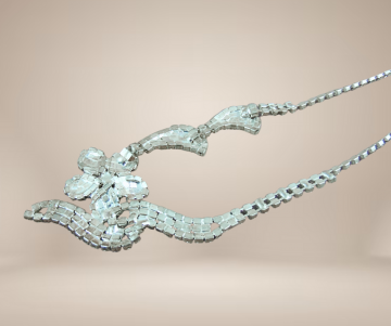 Sierlijke witte golvende bloem bling strass ketting roze hart beige achtergrond 4