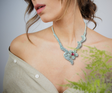 Sierlijke witte golvende bloem bling strass ketting roze hart op dame