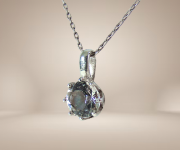 Solitair bergkristal hanger me rond ketting beige achtergrond 1