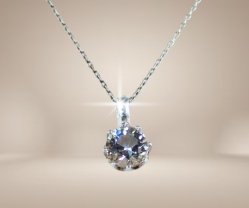 Solitair bergkristal hanger me rond ketting beige achtergrond 2