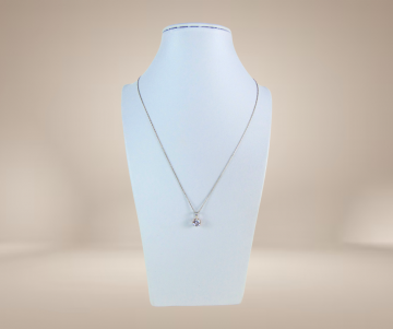 Solitair bergkristal hanger me rond ketting beige achtergrond 3