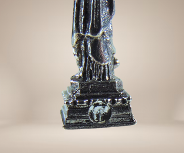 Sterling zilveren stanhope statue of liberty bedel hanger beige achtergrond 1