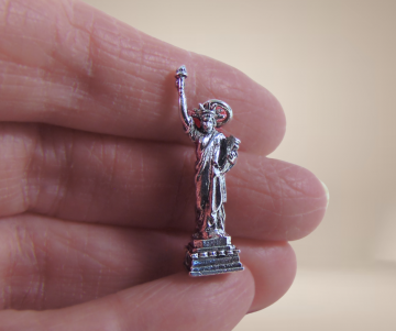Sterling zilveren stanhope statue of liberty bedel hanger beige achtergrond 5